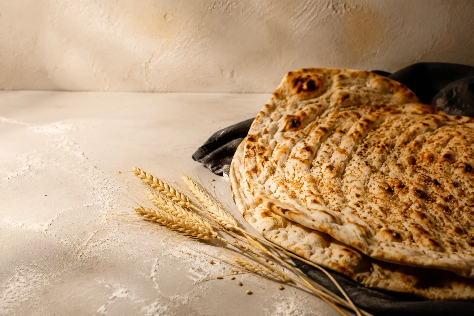 نان تازه ایرانی روی میز نانوایی